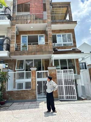 cho thuê gấp chdv đối diện rmit, tdtu gần cresent mall, ngay trung tâm quận 7