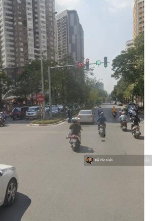 chính chủ cho thuê nhà mặt phố hoàng đạo thuý sàn tầng 1 diện tích 296m2, mt 15m lô góc , giá 165tr