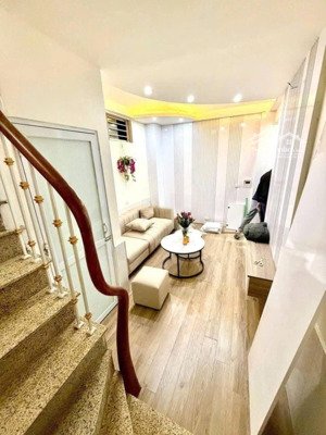 siêu phẩm nhân hoà. 5 tầng ngõ thông. 3 phòng ngủ. 30m là ra mặt phố. ô tô tránh dừng đỗ