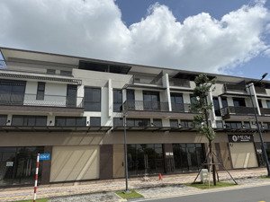 chủ cần tiền bán gấp shophouse đối diện căn hộ giá 5.6tỷ, liên hệ: em đạt