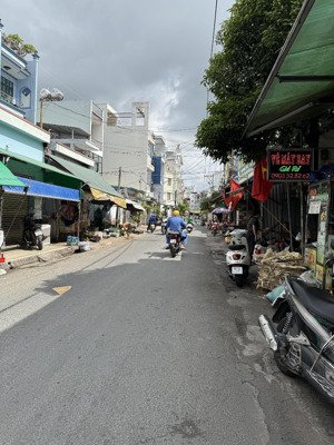 chủ gửi bán căn nhà hẻm 6m thông dt 111m ngang 5m dài 22m - có giá tới cho anh chị xây chdv