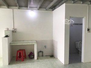 chính chủ cho thuê nhà cấp 4, ngay chợ đồng an, giá 4,2tr/tháng, hxh.