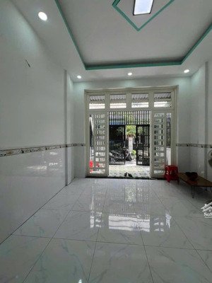 ông anh gần nhà, đang dư một ngôi nhà muốn bán để kiếm tiền chăm sóc bản thân