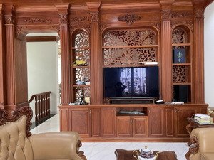 cần bán biệt thự đường số 8 khu cityland garden emart, dt: 9 x 20m. hoàn thiện gỗ đỏ