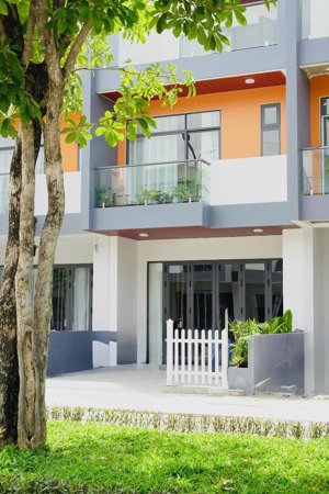 nhà thô gói 8 mỹ gia the capella đường số 60 đối diện bồn hoa cây xanh chỉ 6,4 tỷ/ 