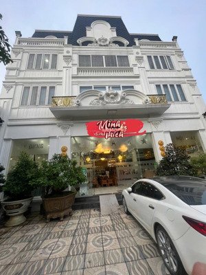 cần cho thuê toà nhà biệt thự 15x30,2 lầu đường trần văn giàu