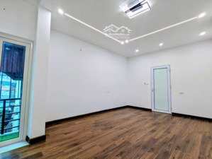 bán nhà khương trung dt 20 m xây 4,5 tầng cách chợ 100 m gần các trường tiểu học , cấp 2, cấp 3