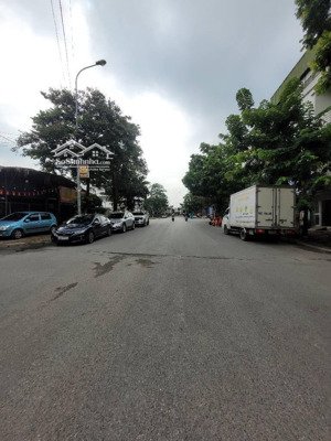 lô góc nguyễn khiêm ích,trâu quỳ, phân lô,vỉa hè ô tô tránh các ngả, thông số vàng, kinh doanh đỉnh