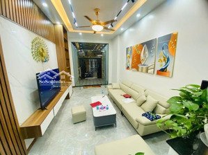 bán nhà đường hoàng mai. dt 65m giá chỉ 11,9 tỷ. nhà full nội thất, thang máy xịn.