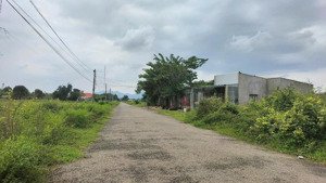 đất chính chủ, đường nhựa 8m, cách hồ sinh thái hồ đá đen 400m, 5x34: 174m2/ có 50 thổ cư