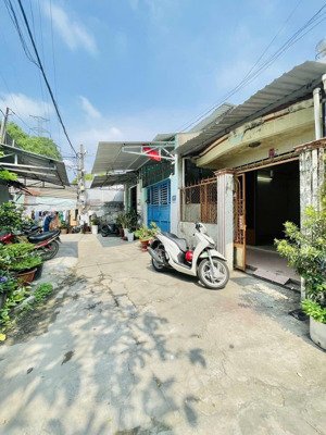 chủ cần bán gấp nhà tân phú, hẻm 1 sẹc thoại ngọc hầu - hẻm trước nhà 6m - 60m2(4x15m) sổ vuông a4