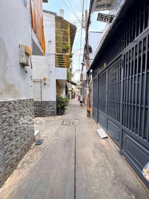 nhà 2 tầng 20m2 gần lê thúc hoạch trung tâm phú thọ hòa chỉ 1.95 tỷ