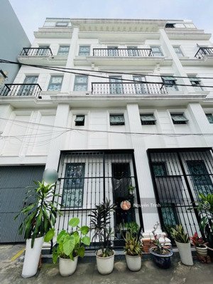 bán chdv cao cấp 4lầu đuờng ôtô thông -khu dân trí - cho thuê 70 triệu/ tháng.ngang 14m ngay m tiền