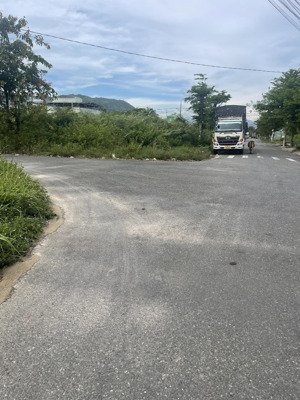 bán gấp lô góc 133m2 đường nguyễn thành long trục thông, giá tốt.