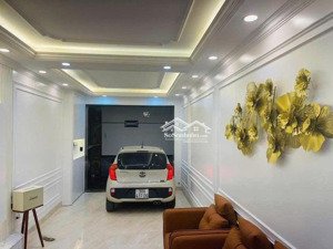 nhà đẹp phố yên lạc . 5 tầng thang máy. ngõ thông ô tô vào nhà. 20m ra mặt phố. sổ đỏ nở hậu.