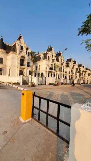 bán gấp trong tháng 7/2025 căn biệt thự song lập vừa ra sổ đỏ 180m2- 39 tỷ