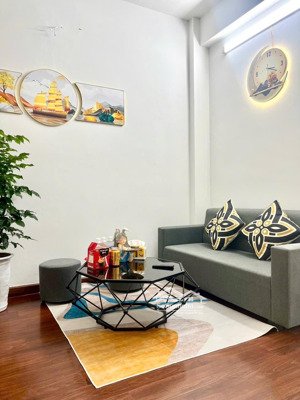 chính chủ bán nhanh căn ccmn 36m2, long lanh, ô tô đỗ cửa, thông các phía, thang máy , tặng full đồ