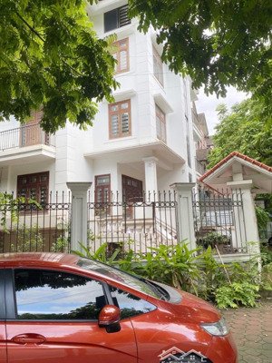 cho thuê biệt thự tố hữu - hà đông. dt 230m2, 4 tầng thang máy, full điều hòa. lô góc siêu đẹp