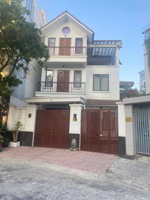 cho thuê biệt thự lê văn lương kéo dài, thanh xuân bắc. dt 160m2, 3 tầng, mt 8m. khu sang trọng