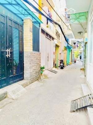 chỉ hơn 2 tỷ bán gấp nhà sổ hồng riêng ngay chợ vải phú thọ hoà,tân phú,giá tốt