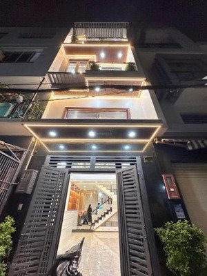 bán nhanh nhà mới vị trí đẹp trên đ.nguyễn tri phương -p9 -q10, giá 2tỷ950 cho thuê 18tr/tháng