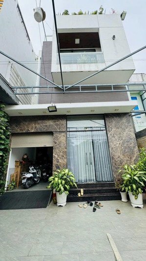 siêu phẩm có thang máy, đường chiến lược, 130m2, 5 tầng, giá 13,5 tỷ tl