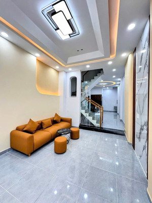 bán căn nhà 80m2 diện tích sử dụng 240m nằm kế bên chợ bình chánh, kết nối trực tiếp đường ql1a