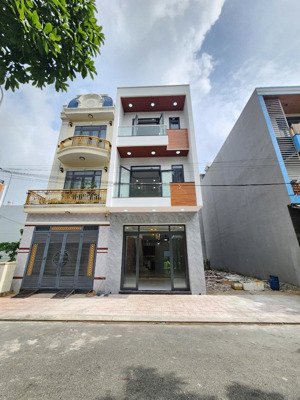 bán nhà 1 trệt 2 lầu, gần vincom ngã tư 550, p.tân đông hiệp, tp.dĩ an