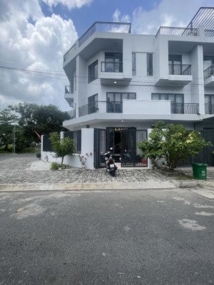 cho thuê nhà phố căn góc 2mt kdc hiện hữu dt 180m2 trệt 2lầu sân thượng 4pn 5wc giá 25tr/tháng .