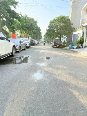 cho thuê nhà nguyên căn,1trêt lầu,2pn,2tolet,sân xe hơi,đường 16mét giá 14,5tr/th thương lượng.
