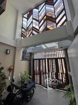 nhà đẹp 5tầng hiếm có đường cao thắng quận 3 . cách quận 1 chỉ 100m