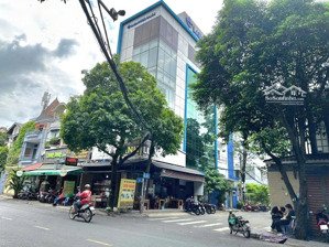 góc 2 mt đường a4 khu k300, phường 12 , tân bình .