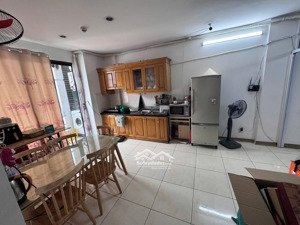 cần bán căn hộ tại 87 lĩnh nam . dt 91m2 chia 3 ngủ . giá chào 6,xxtỷ