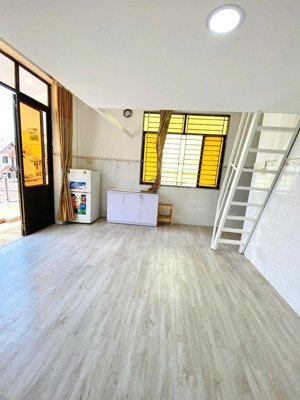 phòng gác duplex ban công rộng 40m2 ngay cầu công lý, phú nhuận giáp q1