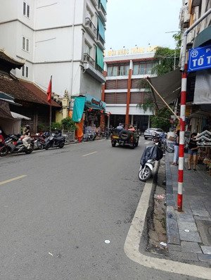 bán toà khách sạn mặt phố hàng quạt, 300 tỷ, 200m2, đẹp, nhiều tiện ích