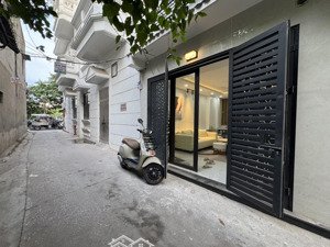 ô tô vào nhà kinh doanh đỉnh nhà mới gần hồ bồ đề trung tâm long biên 33m x 5 tầng mt:3,9m 9,5tỷ