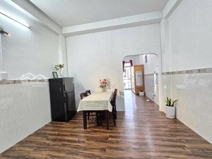 cho thuê căn 1pn + 1pk 50m2, toà nhà thang máy, bancol máy giặt riêng, gần sân bay