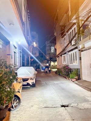 dt: 4x14 - vài bước ra hẻm xe hơi - ngay tân hương - nhà đúc 2 tầng (3pn) - chỉ 5ty xíu