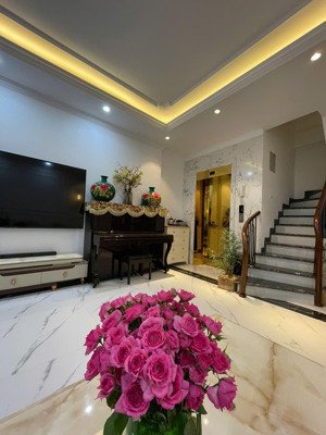 hoa hậu bạch mai, sát phố, lô góc, ngõ thông, ba gác tránh, kinh doanh tốt thang máy êm ru.