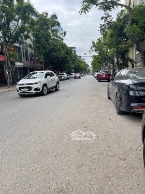 bán đất mặt phố chạm long biên dt 146m*mt 8m,kinh doanh , ô tô tránh giá 46 tỷ văn phòng khách sạn