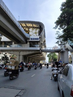 nhà mặt phố 50m2 hơn 10 tỷ vỉa hè rộng - kinh doanh sầm uất - vị trí đắc địa - ngay ga tàu trên cao