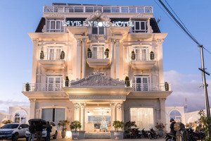 khách sạn 3 sao cửa ngõ đà lạt 40 phòng, sân đậu xe cây 2600m2 sàn