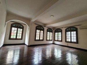 cho thuê tòa nhà biệt thự sân vườn tô ngọc vân, tây hồ vị trí đắc địa