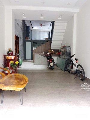 nguyên căn nhà phan đình phùng tân phú 4,5x20m 5 tầng 20tr/tháng