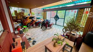 bán nhà 2 tầng, gara để 3 ô tô, mặt tiền 8.5m giá 9 tỷ