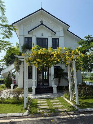 chính chủ bán biệt thự đơn lập (bt29.xx) mặt hồ sen, bàn giao full nội thất. lh 