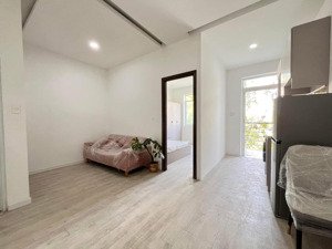 1 phòng ngủ ban công mặt tiền đường ngô tất tố. tiện qua q1, q2, nguyễn hữu cảnh, phạm viết chánh