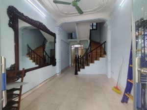 cho thuê nhà nguyên căn 4 tầng ô tô đỗ cửa đức giang, long biên, 40m2/ sàn, giá: 7 triệu/ tháng