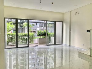 cho thuê villa 2 tầng giá 11tr/tháng, view hồ bơi, hoàn thiện cơ bản, chung cư westgate