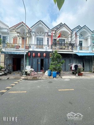 nhà 1 trệt 1 lầu kdc phú hồng thịnh 8 bình chuẩn tp thuận an.